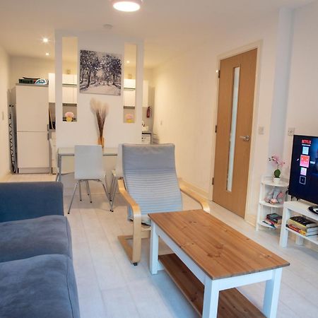 Two-Bedroom Luxury Apartment With Workspace, Free Secure Parking & Coffee Birmingham Kültér fotó