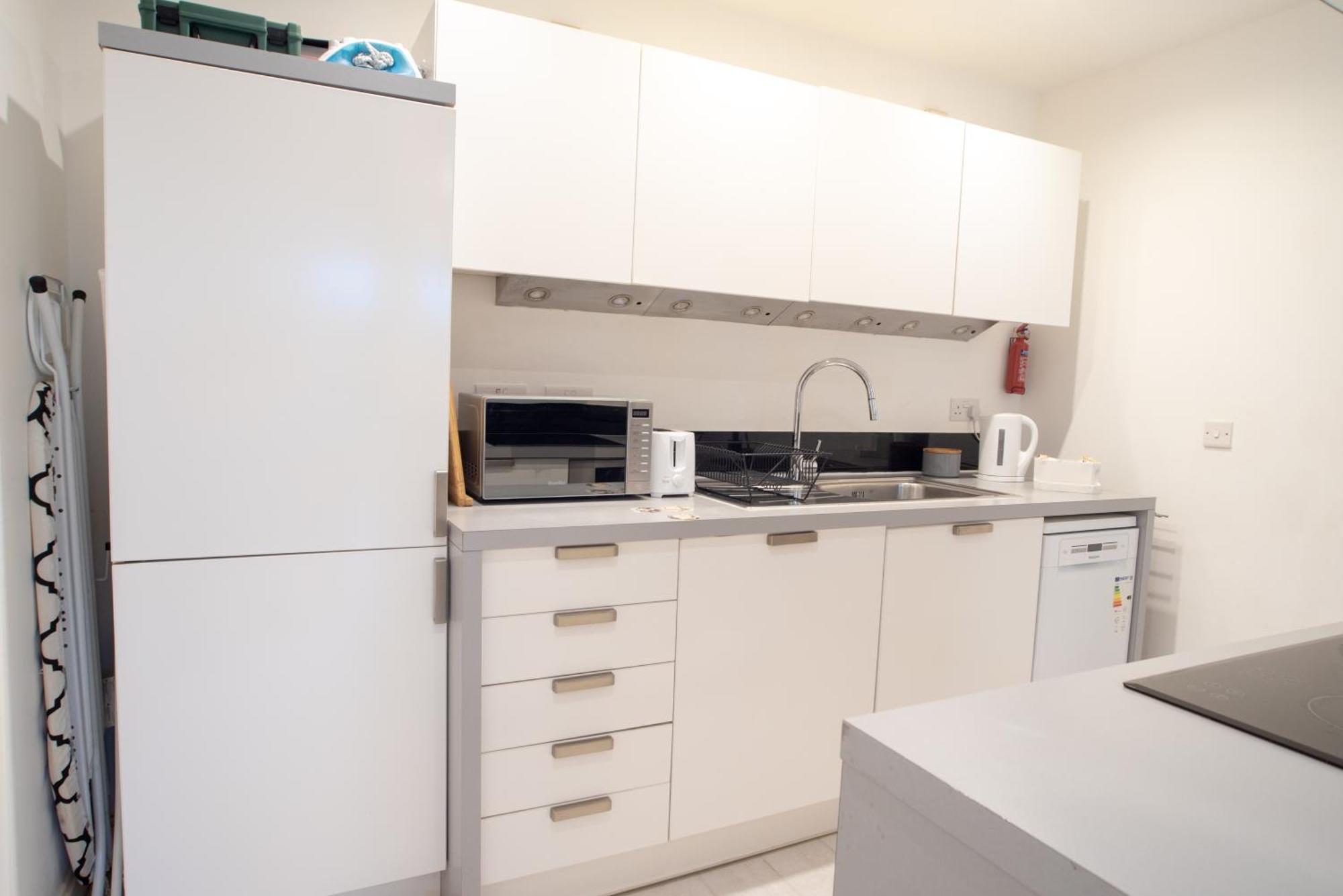 Two-Bedroom Luxury Apartment With Workspace, Free Secure Parking & Coffee Birmingham Kültér fotó