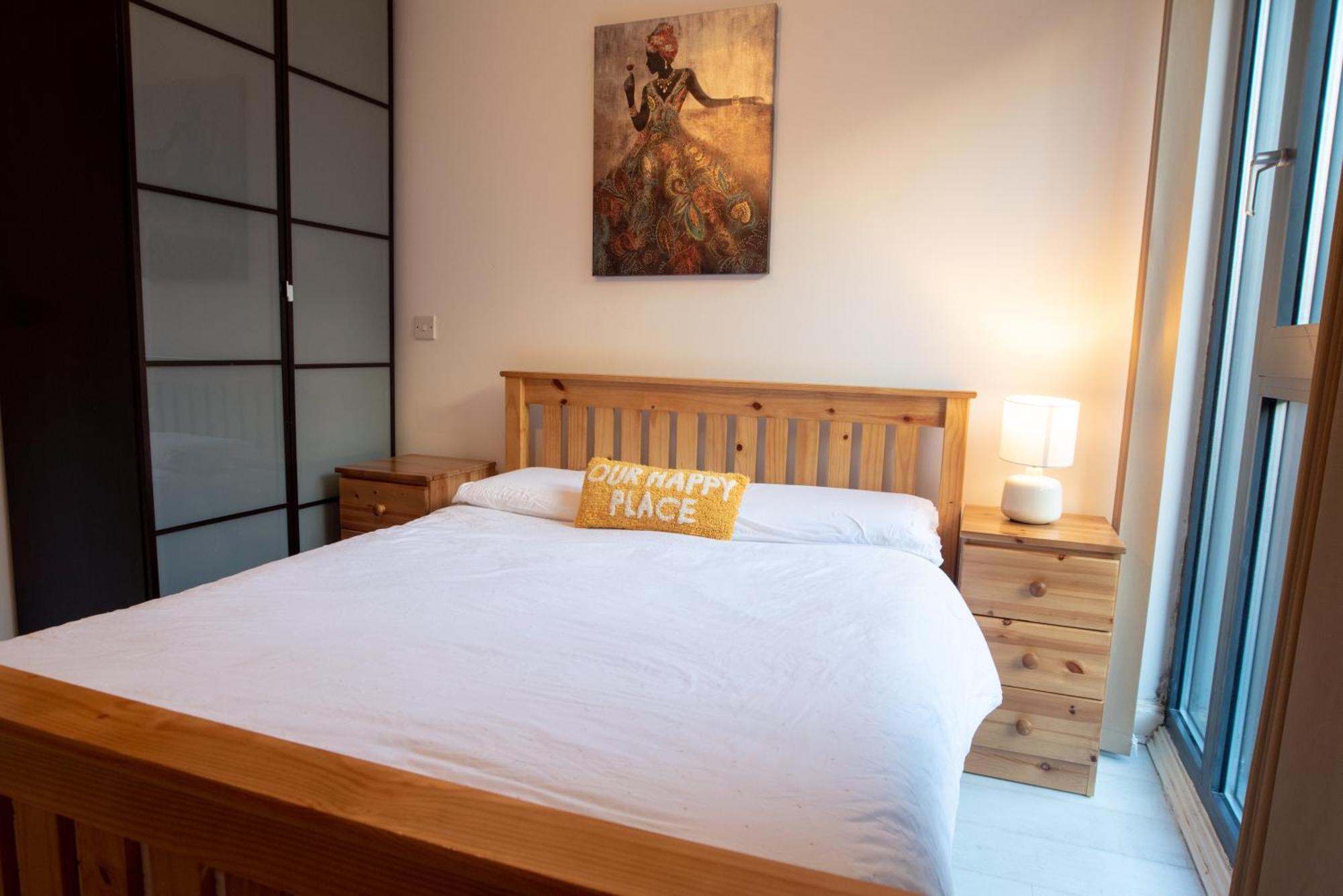 Two-Bedroom Luxury Apartment With Workspace, Free Secure Parking & Coffee Birmingham Kültér fotó