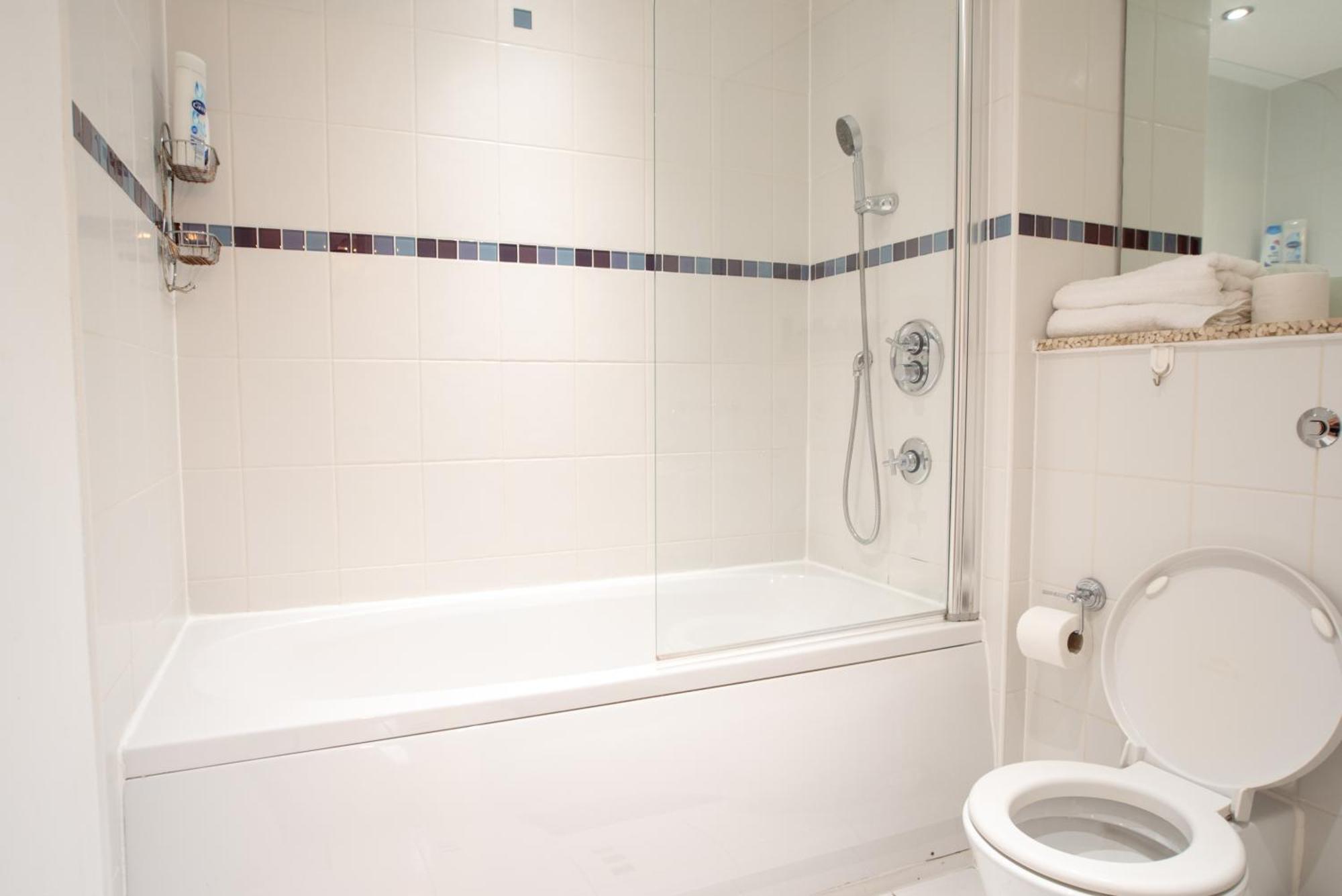 Two-Bedroom Luxury Apartment With Workspace, Free Secure Parking & Coffee Birmingham Kültér fotó