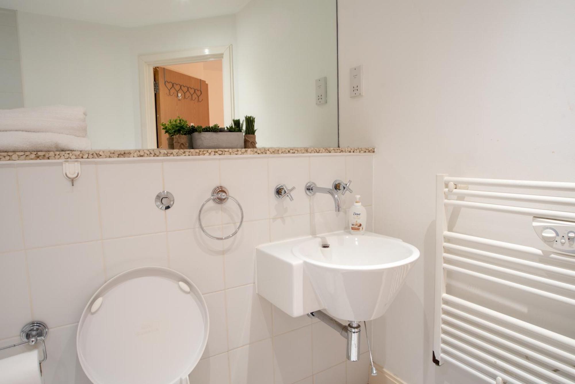 Two-Bedroom Luxury Apartment With Workspace, Free Secure Parking & Coffee Birmingham Kültér fotó