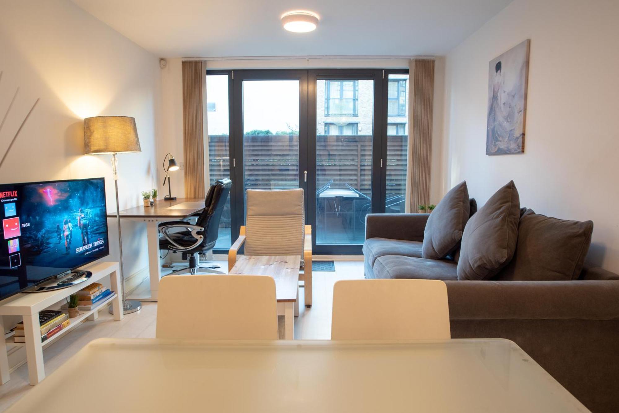 Two-Bedroom Luxury Apartment With Workspace, Free Secure Parking & Coffee Birmingham Kültér fotó