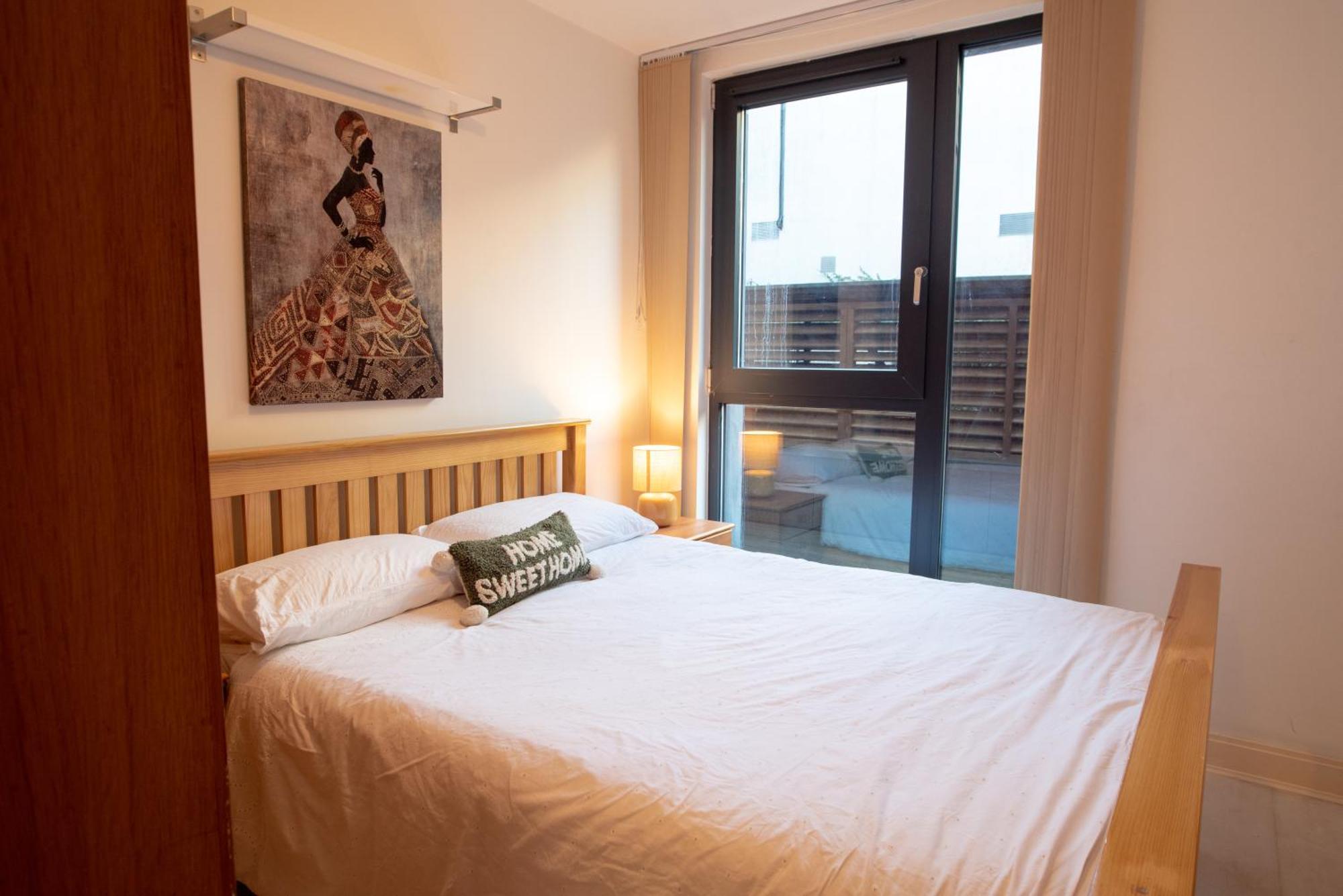 Two-Bedroom Luxury Apartment With Workspace, Free Secure Parking & Coffee Birmingham Kültér fotó