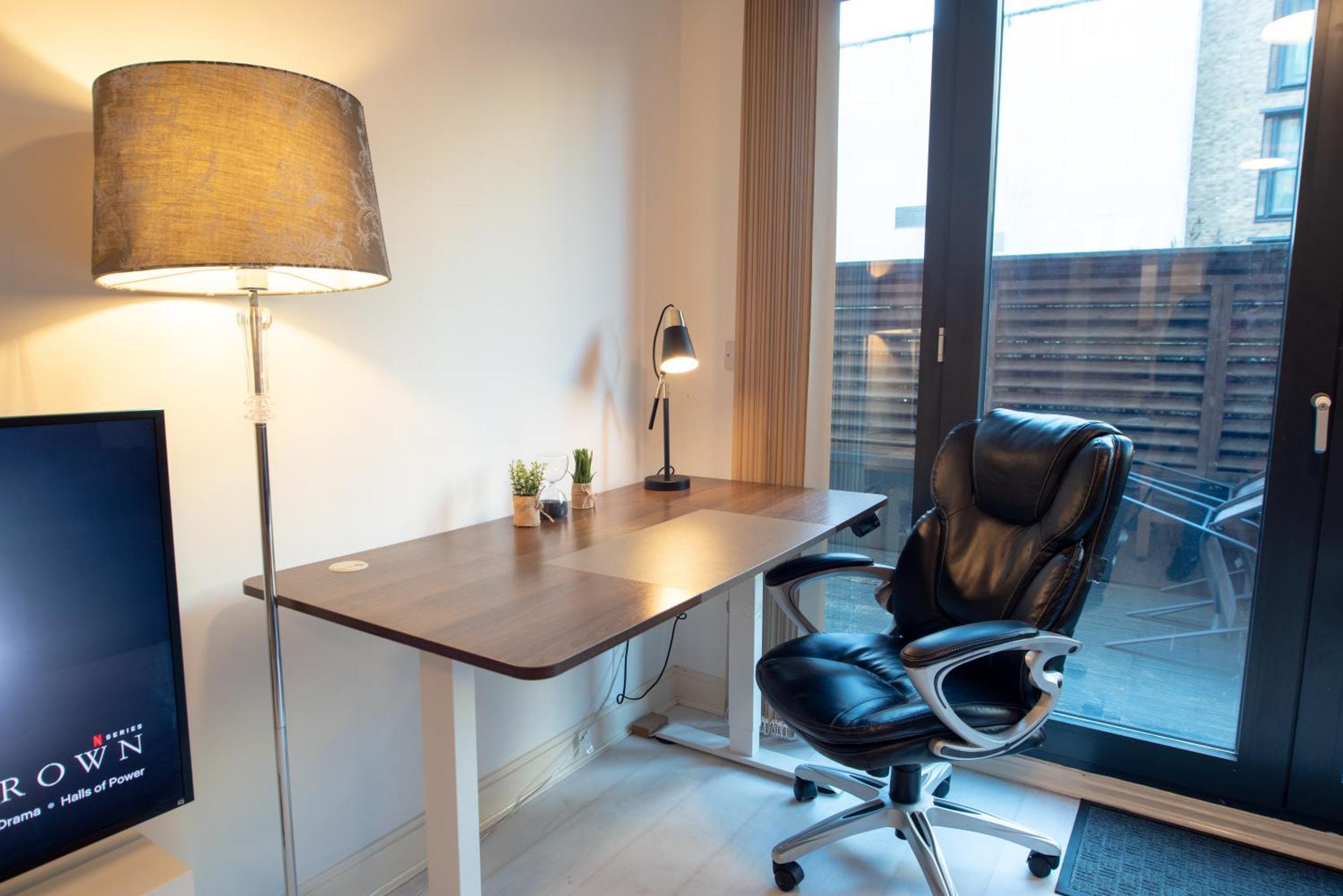 Two-Bedroom Luxury Apartment With Workspace, Free Secure Parking & Coffee Birmingham Kültér fotó