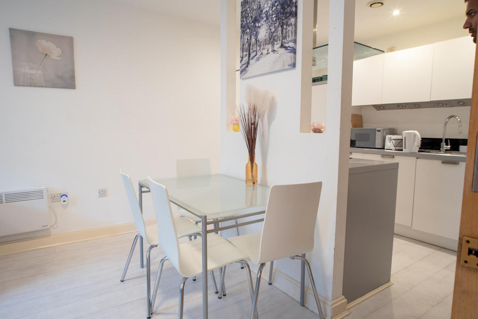 Two-Bedroom Luxury Apartment With Workspace, Free Secure Parking & Coffee Birmingham Kültér fotó