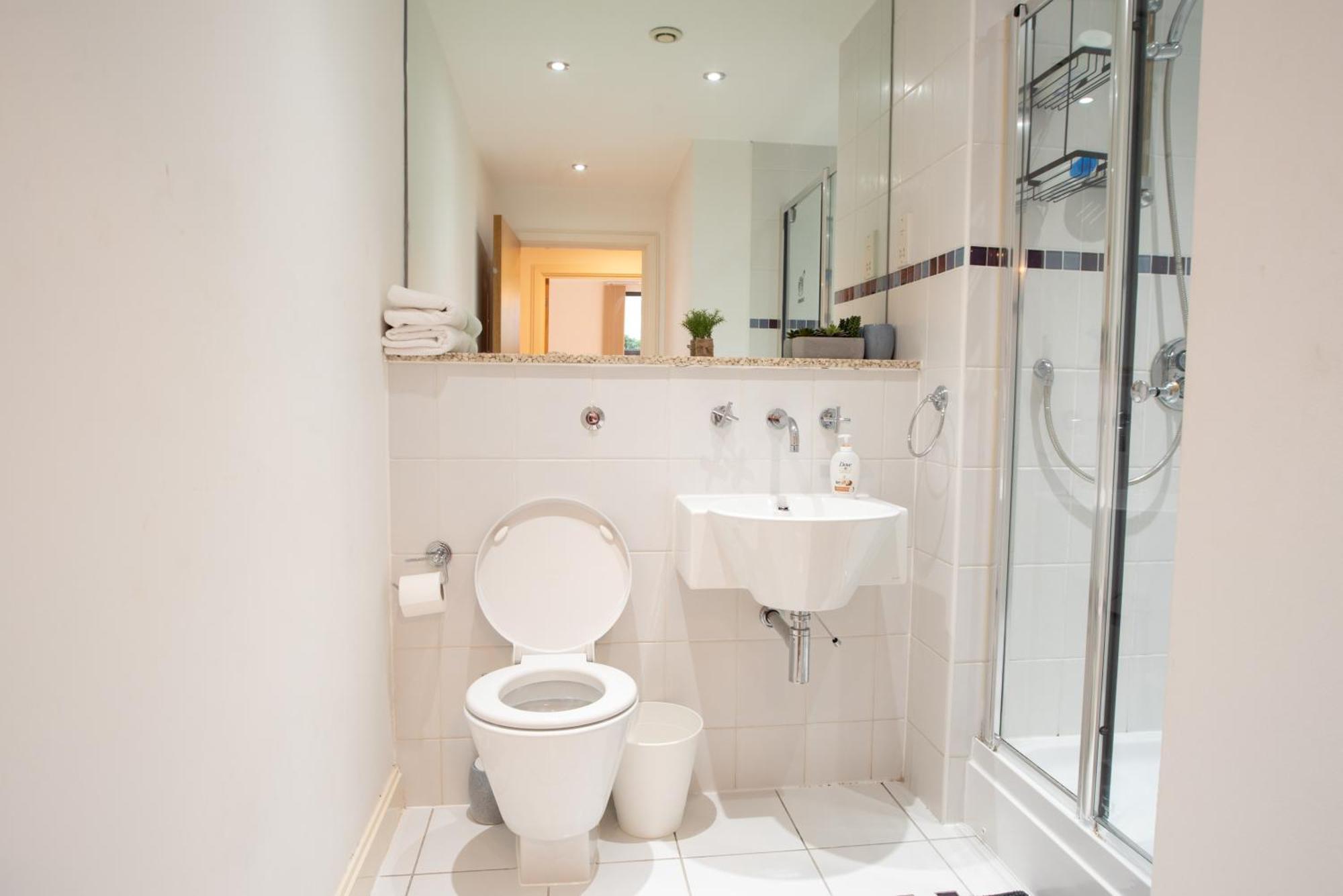 Two-Bedroom Luxury Apartment With Workspace, Free Secure Parking & Coffee Birmingham Kültér fotó