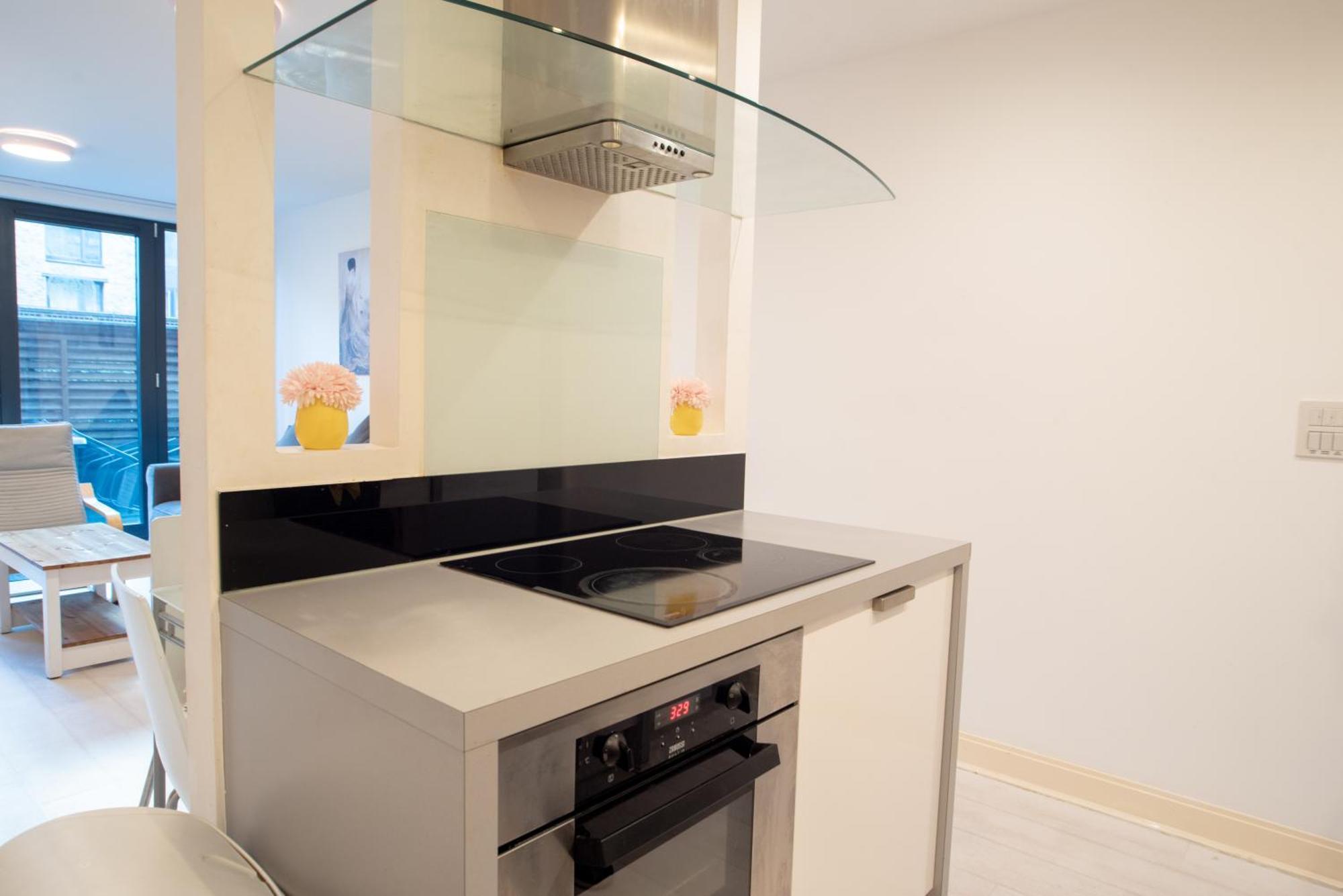 Two-Bedroom Luxury Apartment With Workspace, Free Secure Parking & Coffee Birmingham Kültér fotó